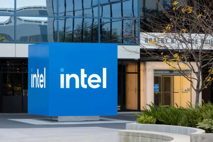 Intel Plunges 29% as AI Return Fears Send Nasdaq Down 2.86%
