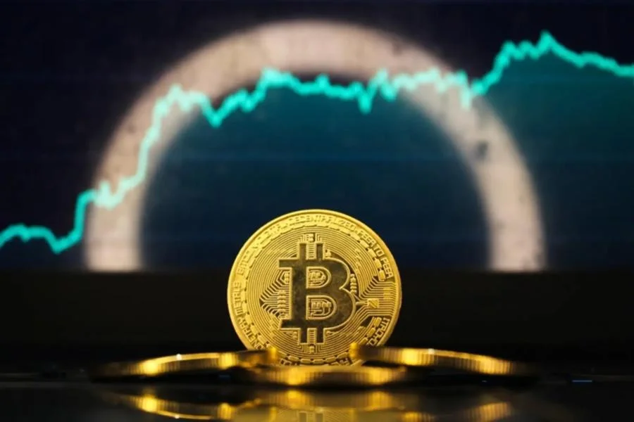 Wealthy Bitcoin Holders Shift to Loans and Yield Products Instead of Selling